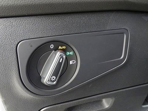 Used 2024 Volkswagen Tiguan SE image 16