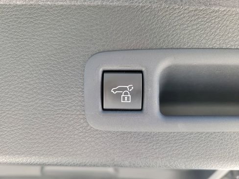 Used 2025 Toyota Sienna Limited AWD/4WD image 10