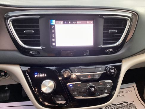 Used 2023 Chrysler Voyager LX FWD image 15