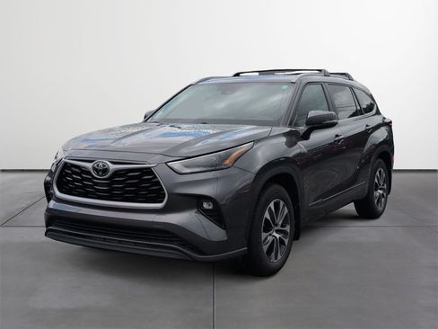 Used 2023 Toyota Highlander XLE FWD image 2