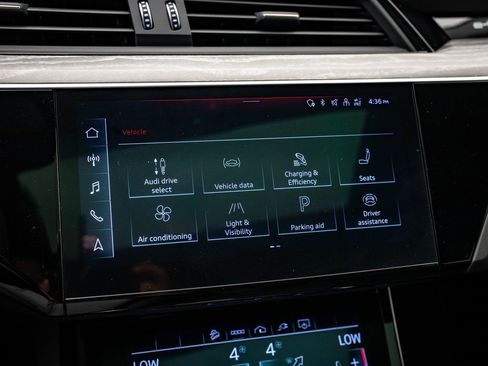Used 2022 Audi e-tron Premium w/ Convenience Plus Package image 29