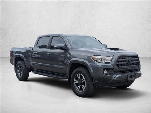 Used 2017 Toyota Tacoma TRD Sport AWD/4WD image 3