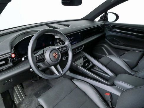 Certified 2025 Porsche Macan Electric image 4