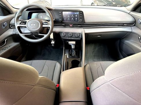 Used 2025 Hyundai Elantra SE w/ Cargo Package image 26