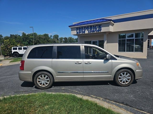 Used 2013 Chrysler Town & Country Touring FWD image 3