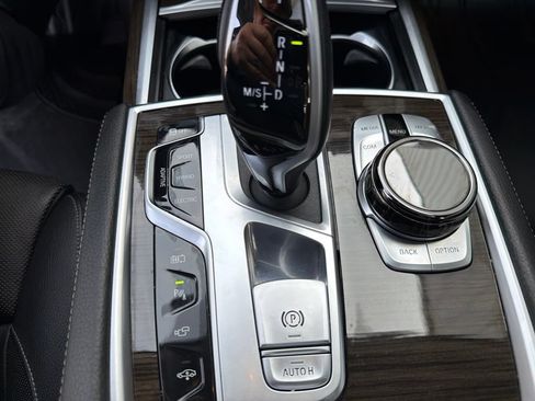 Used 2020 BMW 745e xDrive AWD/4WD image 17
