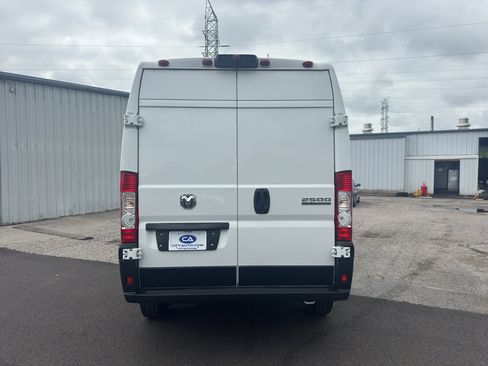 Used 2025 RAM ProMaster 2500 w/ Convenience Group FWD image 4