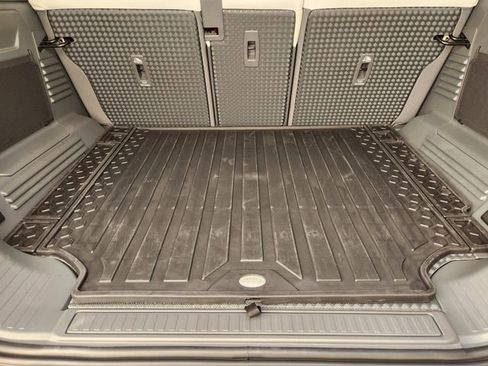 New 2026 Land Rover Defender 110 X-Dynamic SE image 21