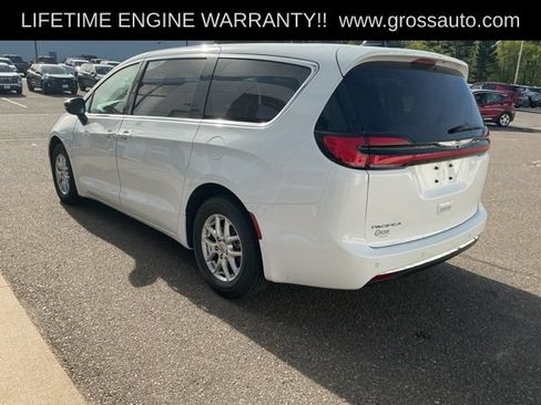 Used 2024 Chrysler Pacifica Touring-L FWD image 5