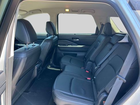 Used 2023 Nissan Pathfinder SL AWD/4WD image 9