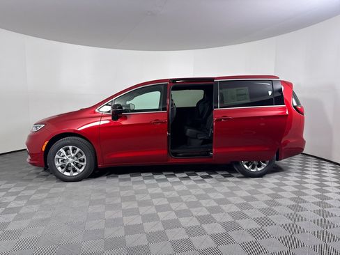 New 2026 Chrysler Pacifica Select AWD/4WD image 5