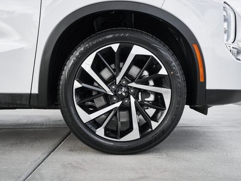 Used 2023 Mitsubishi Outlander SE image 10