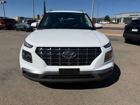 Used 2025 Hyundai Venue SEL FWD image 2