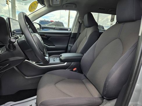 Used 2025 Toyota Highlander LE FWD image 26