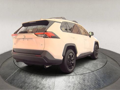 Used 2019 Toyota RAV4 LE FWD image 2