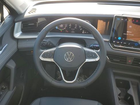 New 2026 Volkswagen Tiguan SE image 28
