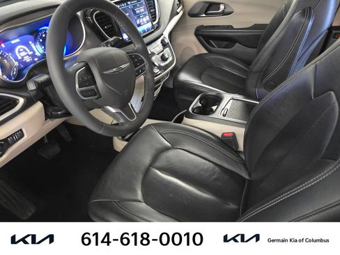 Used 2022 Chrysler Pacifica Touring-L FWD image 17