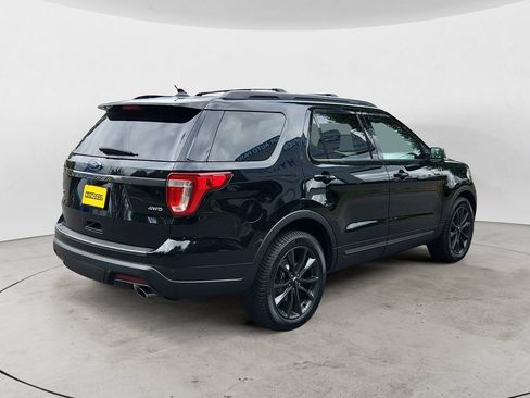 Used 2018 Ford Explorer XLT w/ Equipment Group 202A AWD/4WD image 5