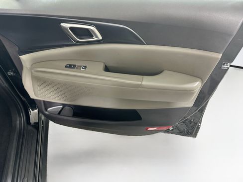 Used 2025 Kia Carnival FWD image 29