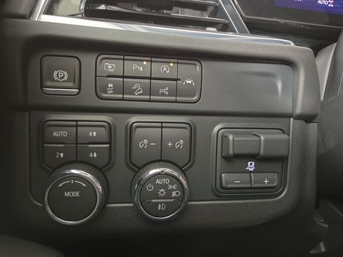 Certified 2025 Chevrolet Suburban Z71 w/ Comfort Package AWD/4WD image 27