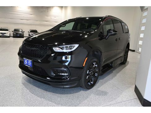 Used 2023 Chrysler Pacifica Touring-L w/ S Appearance Package FWD image 10