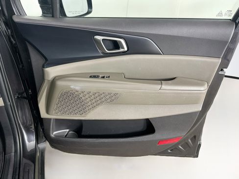Used 2025 Kia Carnival FWD image 34