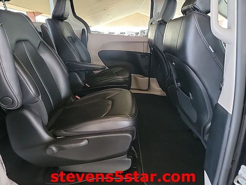 Used 2023 Chrysler Pacifica Touring-L FWD image 7