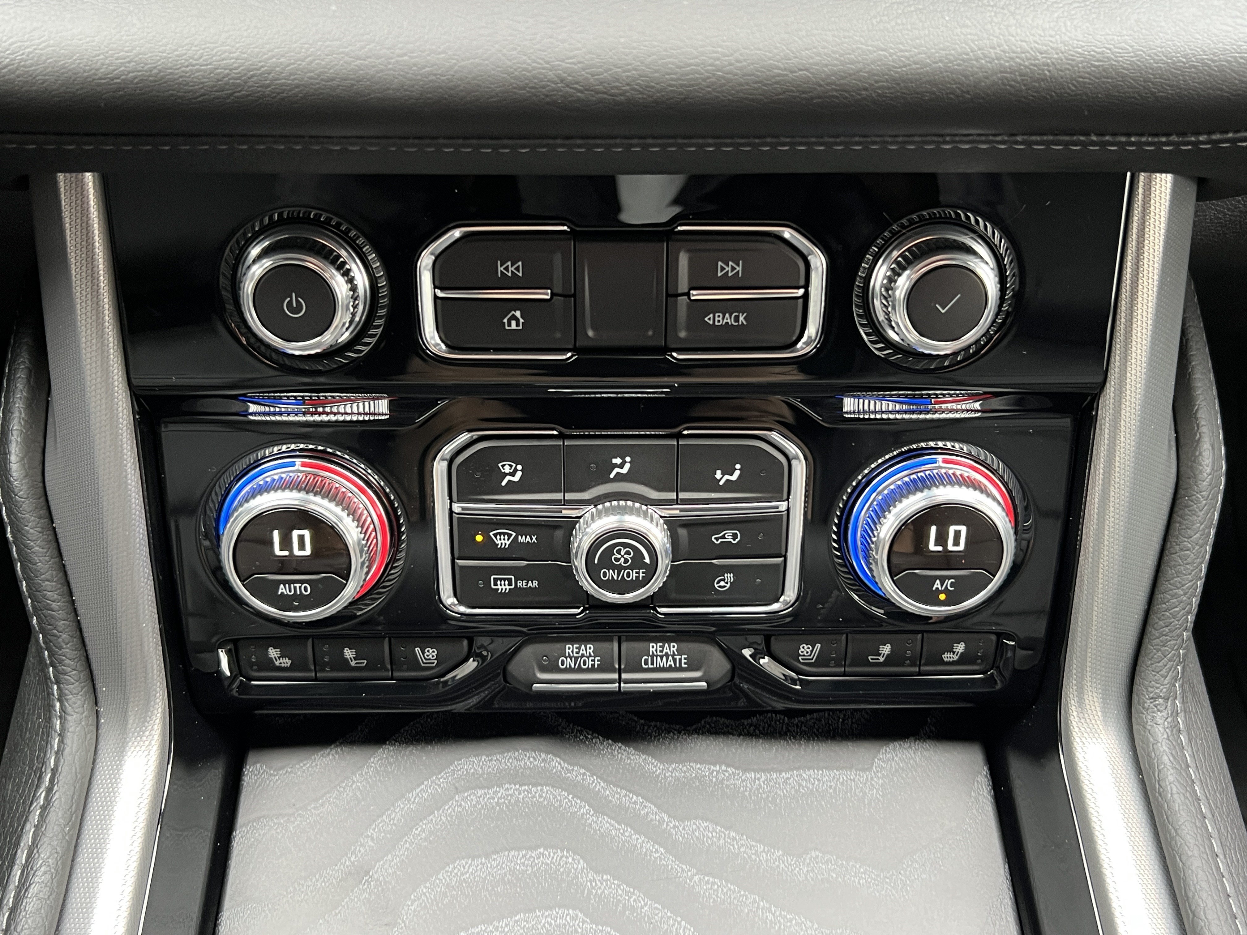 Used 2024 GMC Yukon XL Denali w/ Advanced Technology Package AWD/4WD image 34