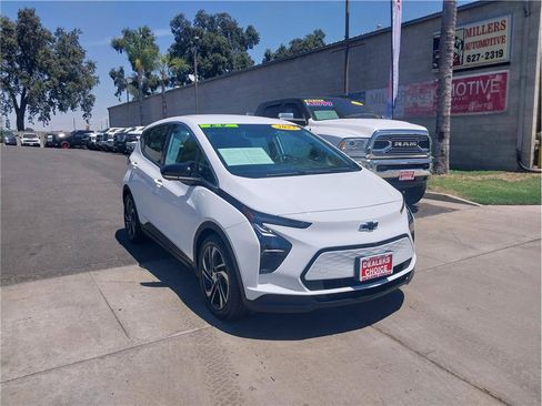Used 2023 Chevrolet Bolt LT w/ Infotainment Package FWD image 3