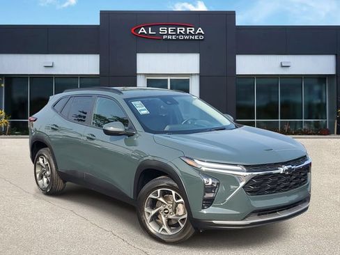 Used 2025 Chevrolet Trax LT w/ Driver Confidence Package FWD image 1