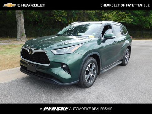 Used 2024 Toyota Highlander XLE FWD image 1