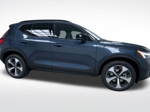 New 2026 Volvo XC40 B5 Core w/ Climate Package image 2