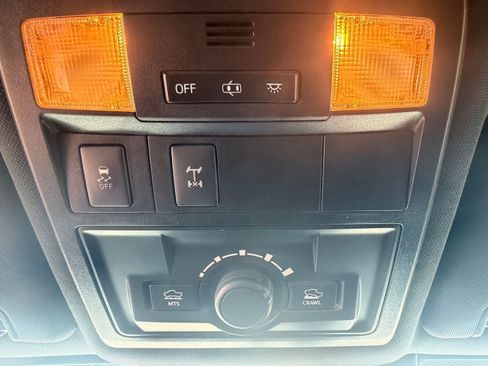 Used 2018 Toyota Tacoma TRD Off-Road w/ Technology Package AWD/4WD image 32