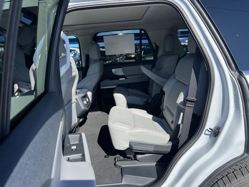 New 2025 Ford Expedition Active image 12