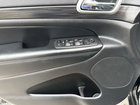 Used 2022 Jeep Grand Cherokee Laredo X image 10