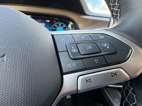 Used 2025 Volkswagen Atlas SE AWD/4WD image 17