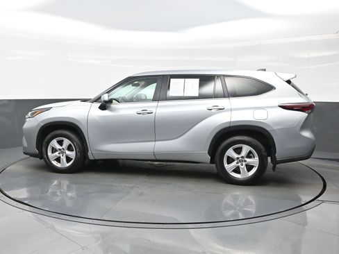 Used 2024 Toyota Highlander LE AWD/4WD image 3