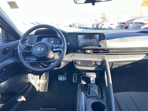 Used 2025 Hyundai Elantra Sport image 16