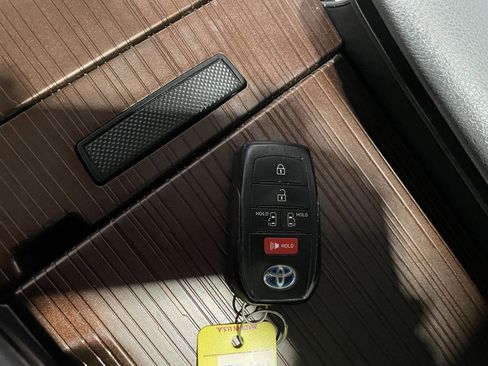 Used 2021 Toyota Sienna LE w/ LE Plus Package image 32