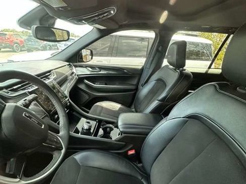 Used 2023 Jeep Grand Cherokee Altitude AWD/4WD image 13