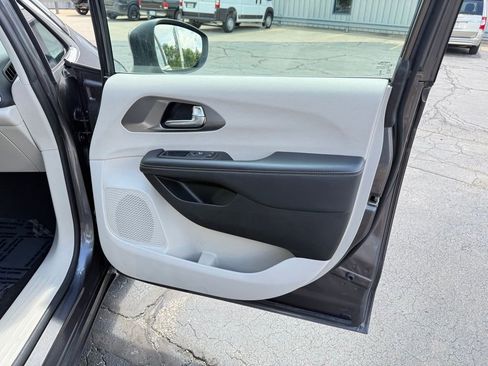 Used 2023 Chrysler Pacifica Touring-L FWD image 22