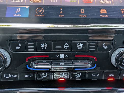 Used 2023 Jeep Grand Cherokee Limited w/ Luxury Tech Group II image 34