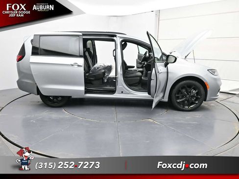 New 2026 Chrysler Pacifica Select w/ S Appearance Package image 39