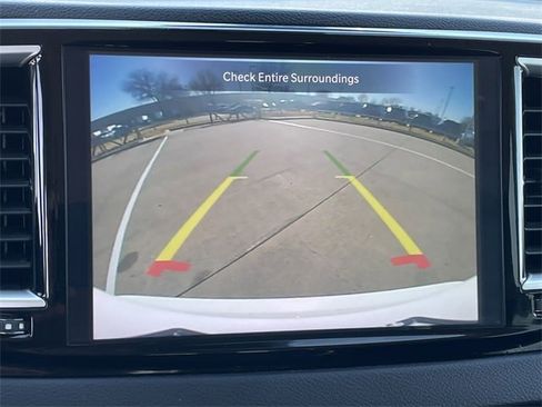 Used 2024 Chrysler Pacifica Touring-L image 17