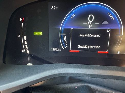 Used 2025 Toyota Camry SE w/ Convenience Package image 10