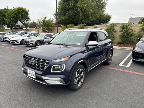 Used 2021 Hyundai Venue FWD image 1