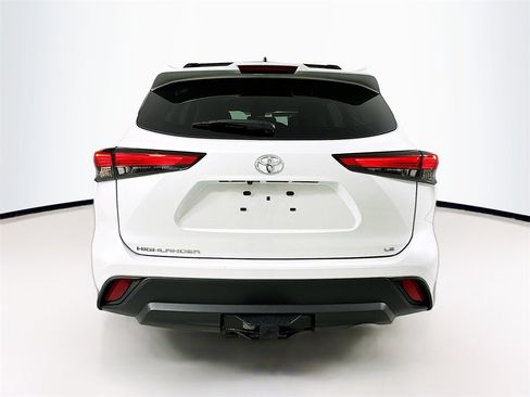 Used 2022 Toyota Highlander LE image 6