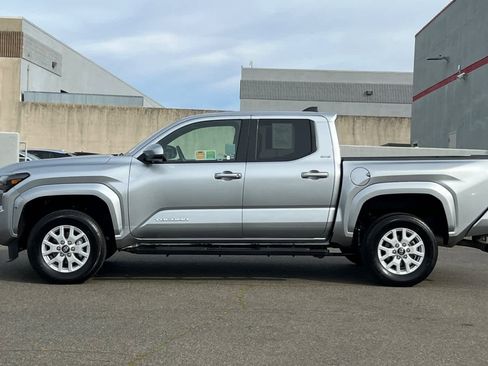 Used 2025 Toyota Tacoma SR5 image 9