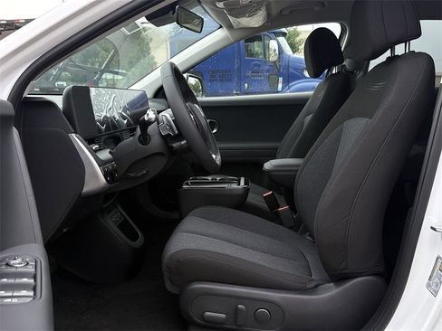 New 2025 Hyundai Ioniq 5 SE image 13