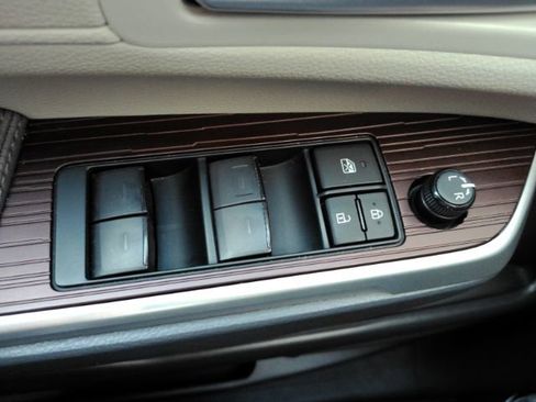 Used 2024 Toyota Sienna XLE image 38